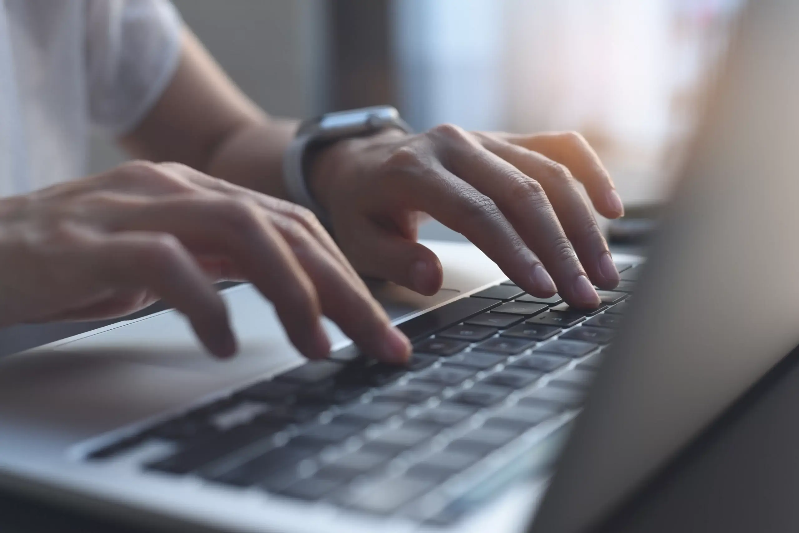 a writer who works for an outsource content writing company typing new content