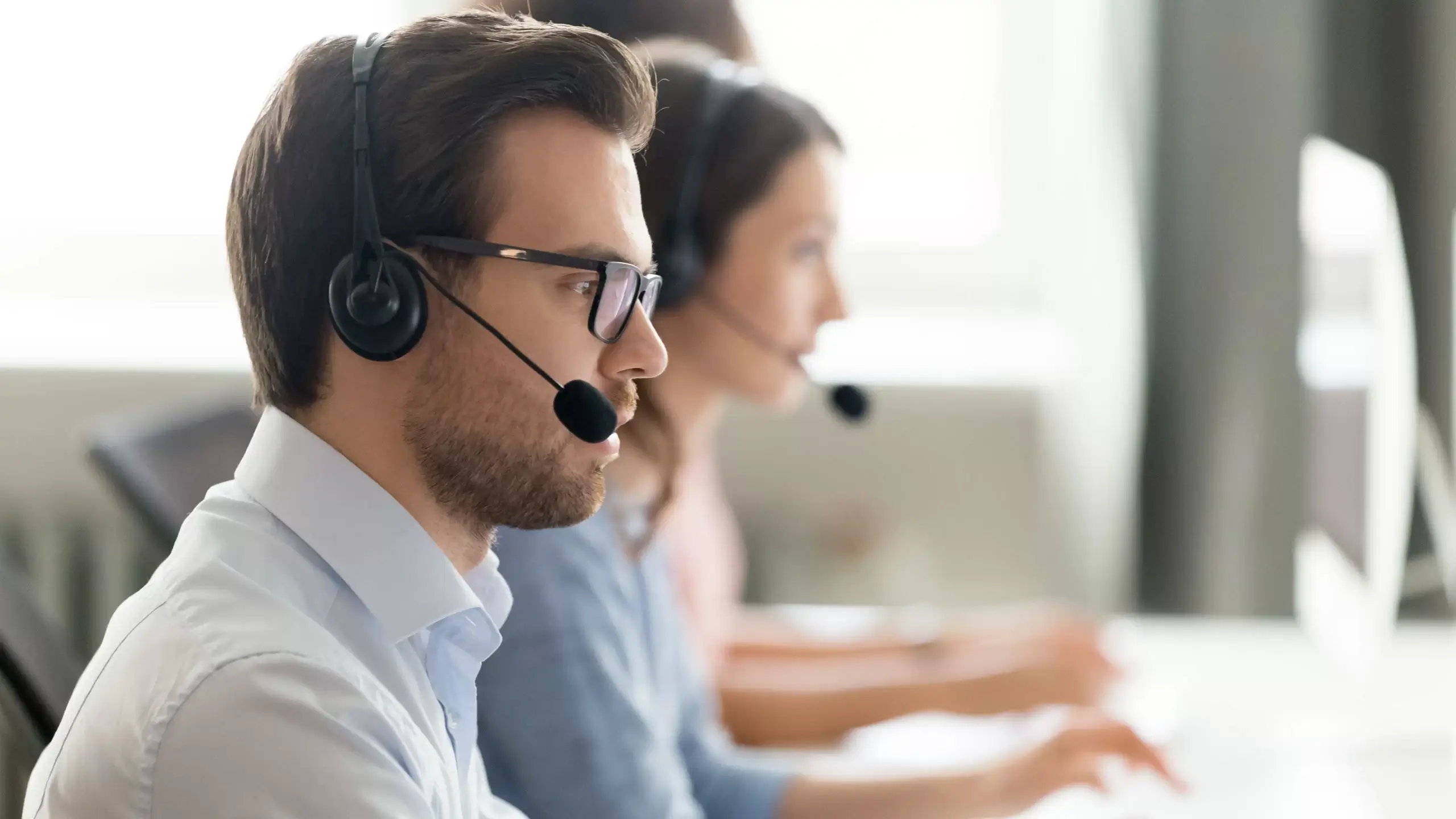 customer service rep handling an outsourced dropshipping order