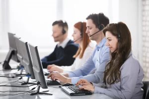 4 outsourced ecommerce representatives assisting customers virtually
