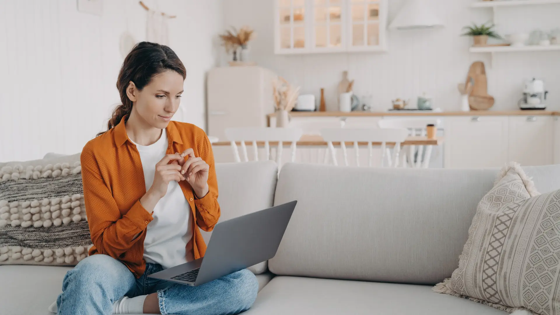 What You Need To Know About E-Commerce Live Chat Outsourcing Image raw