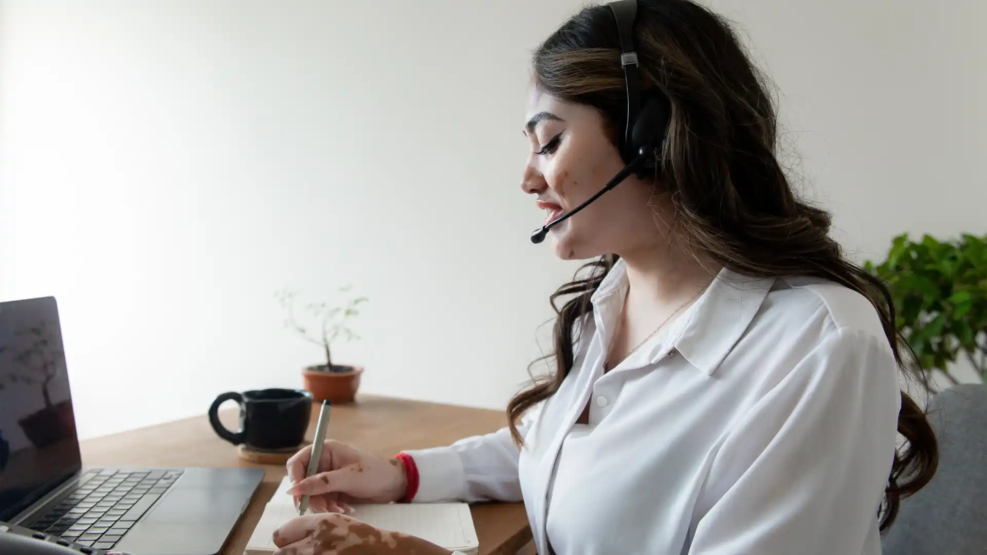 Virtual Contact Center Setup: When Cloud-Based Teams Beat a Fixed Site